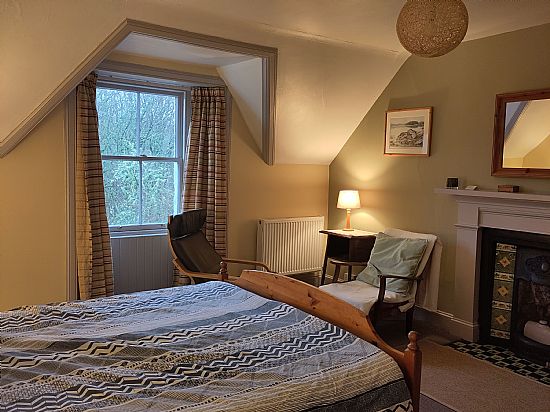 en suite bedroom in crown house, ford, argyll